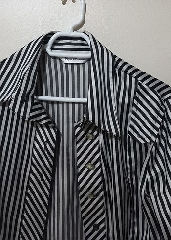 Düğmeli Siyah Beyaz Çizgili Kadın Gömlek - Görsel 2