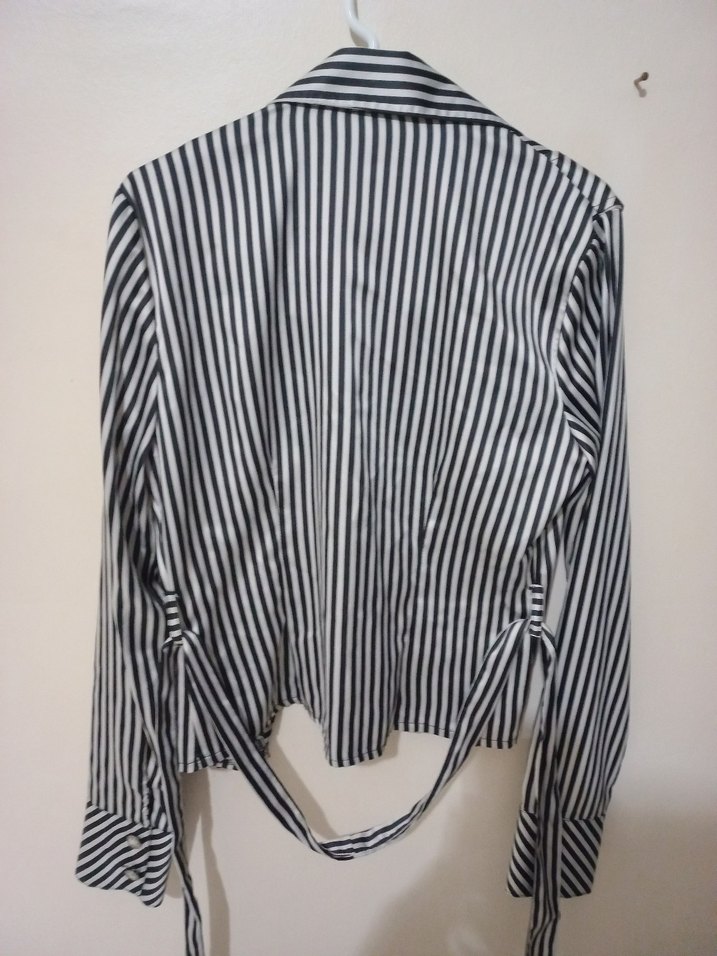 Düğmeli Siyah Beyaz Çizgili Kadın Gömlek - Görsel 3