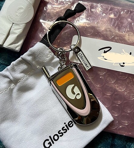 Glossier anahtarlık