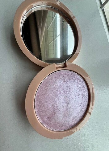 Beden Gucci frosted lilac aydınlatıcı
