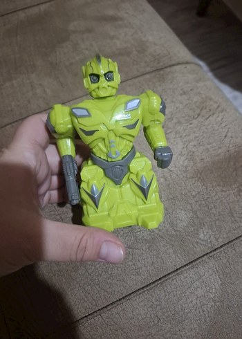 Sarı Renkli Robot Aksiyon Figürü