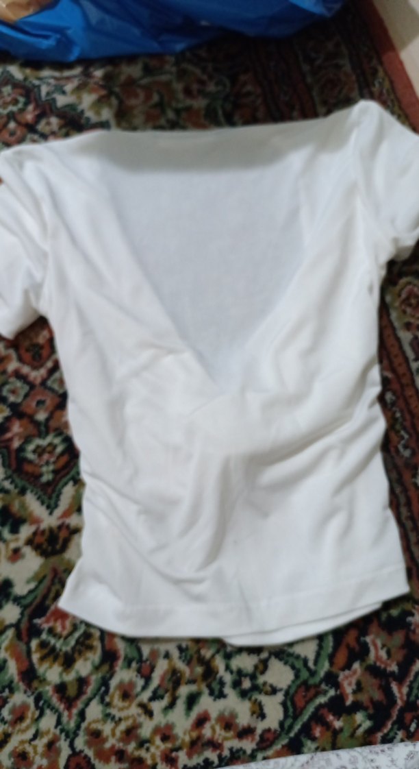 Beyaz V Yakalı Drapeli Kısa Kollu Kadın Bluz - Görsel 2