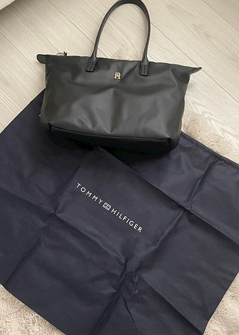 Tommy Hilfiger Siyah Deri Gorunumlu Sik El Cantasi
