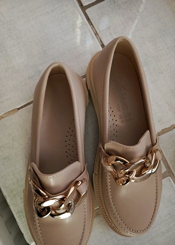 38 Beden Bej Zincir Detaylı Kadın Deri Loafer