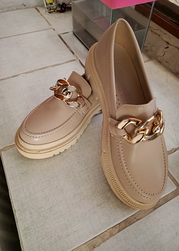Bej Zincir Detaylı Kadın Deri Loafer