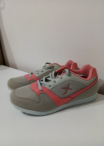 Pembe Detaylı Gri Kadın Spor Ayakkabı