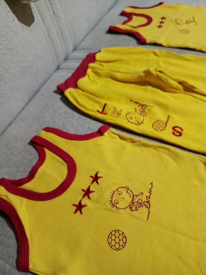 Sarı Kırmızı Renkte Baskılı Bebek Atlet Takımı - Görsel 2