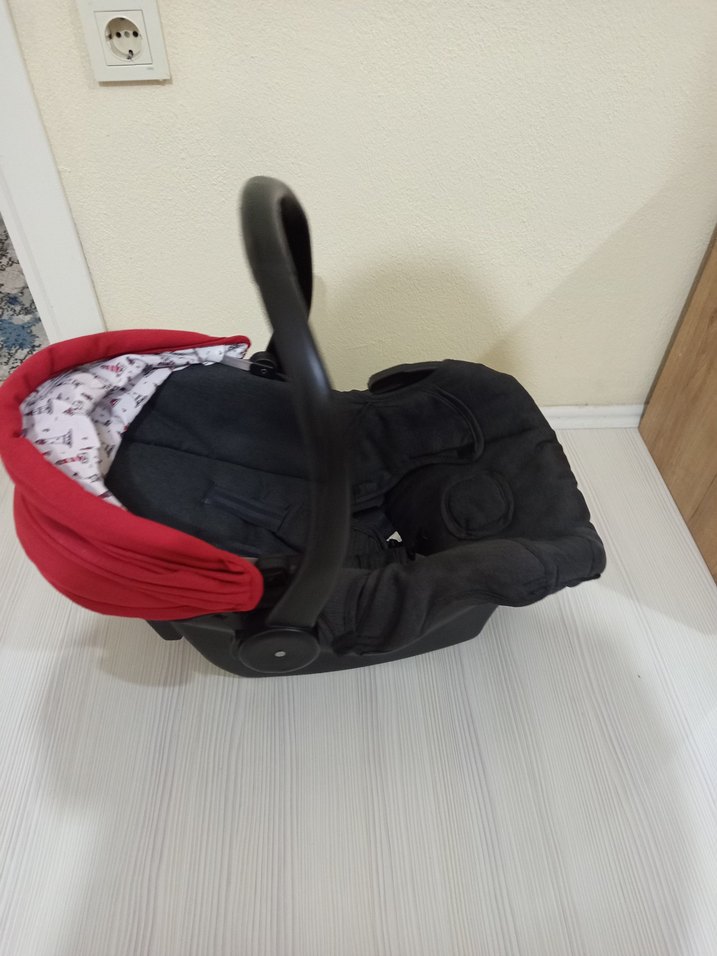 Kırmızı Kapaklı Siyah Bebek Oto Koltuğu - Görsel 3