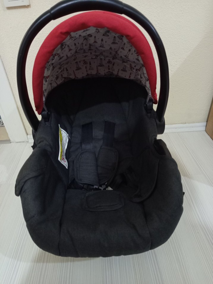 Kırmızı Kapaklı Siyah Bebek Oto Koltuğu - Görsel 5