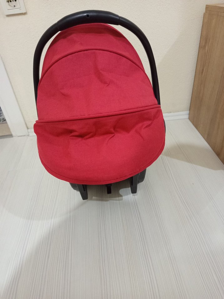 Kırmızı Kapaklı Siyah Bebek Oto Koltuğu - Görsel 2