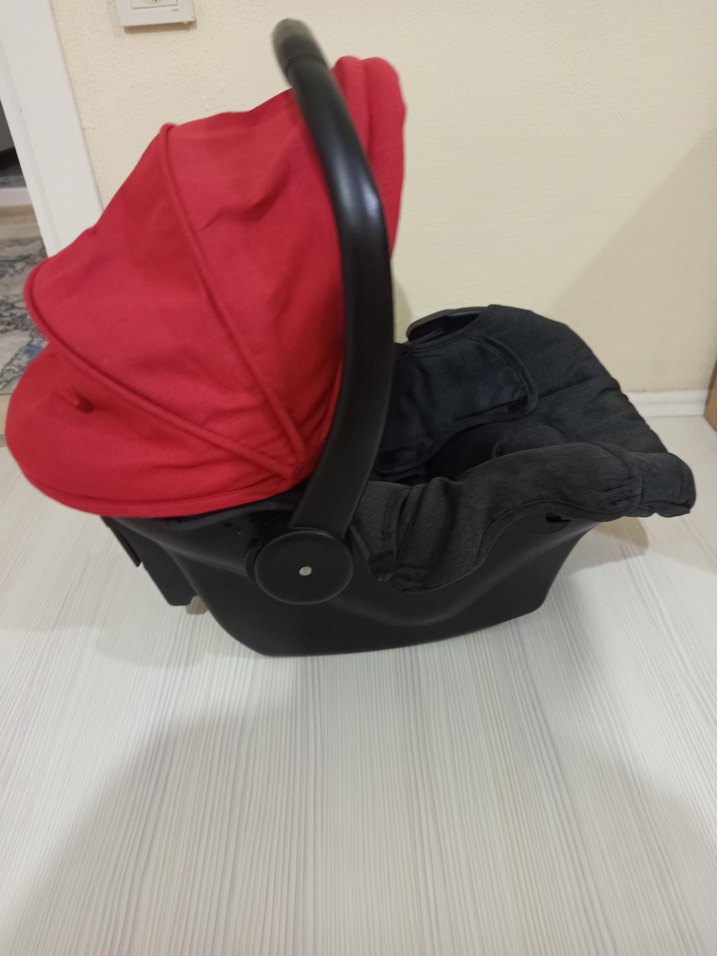 Kırmızı Kapaklı Siyah Bebek Oto Koltuğu - Görsel 4