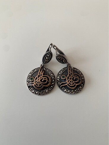 Beden Zümrüt taşlı tuğralı 925 ayar gümüş küpe