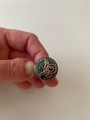 Cartier Zümrüt taşlı tuğralı 925 ayar gümüş yüzük