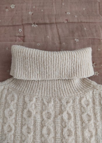 Beyaz Boğazlı Örgü Kazak - Görsel 8