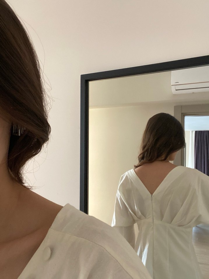 V Yaka Düğmeli Beyaz Midi Elbise - Görsel 3