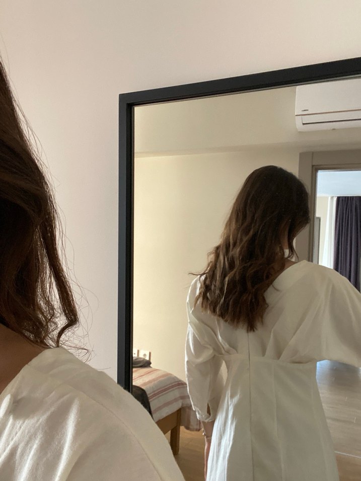 V Yaka Düğmeli Beyaz Midi Elbise - Görsel 2