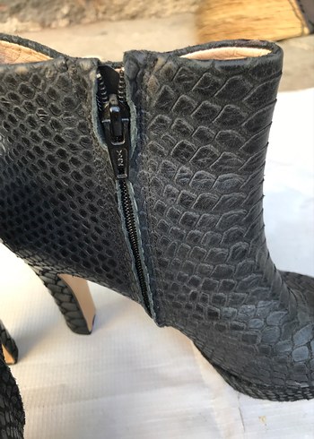 Siyah Yılan Derisi Desenli Dolgu Topuklu Bot - Görsel 5