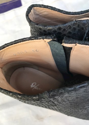 Siyah Yılan Derisi Desenli Dolgu Topuklu Bot - Görsel 4