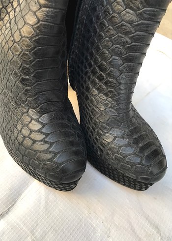 Siyah Yılan Derisi Desenli Dolgu Topuklu Bot - Görsel 2