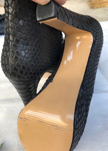 Siyah Yılan Derisi Desenli Dolgu Topuklu Bot - Görsel 8