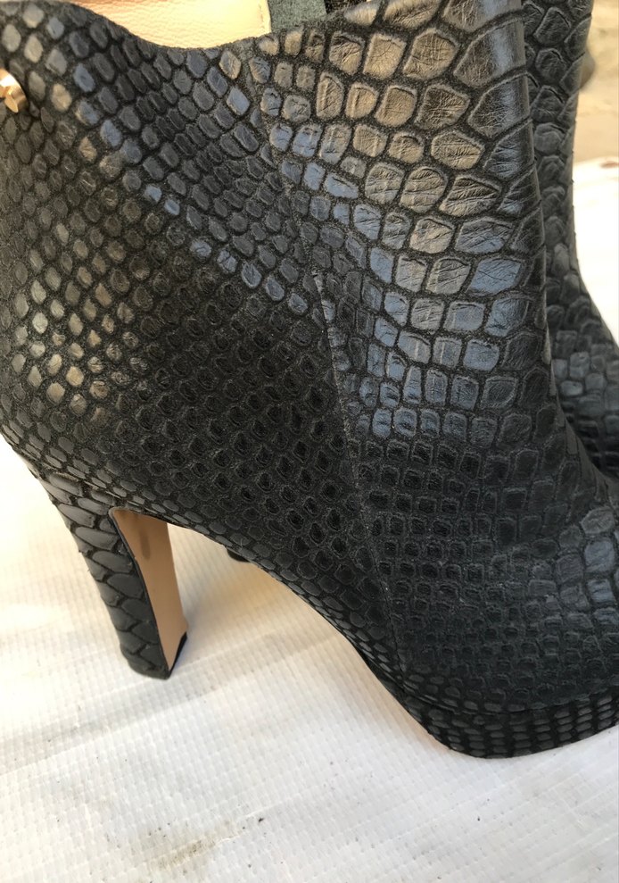 Siyah Yılan Derisi Desenli Dolgu Topuklu Bot - Görsel 3