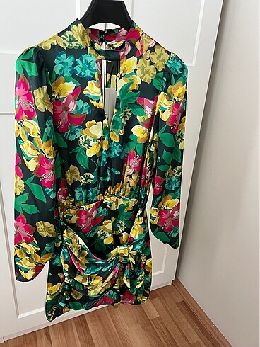 Zara Saten Çiçekli Mini Elbise