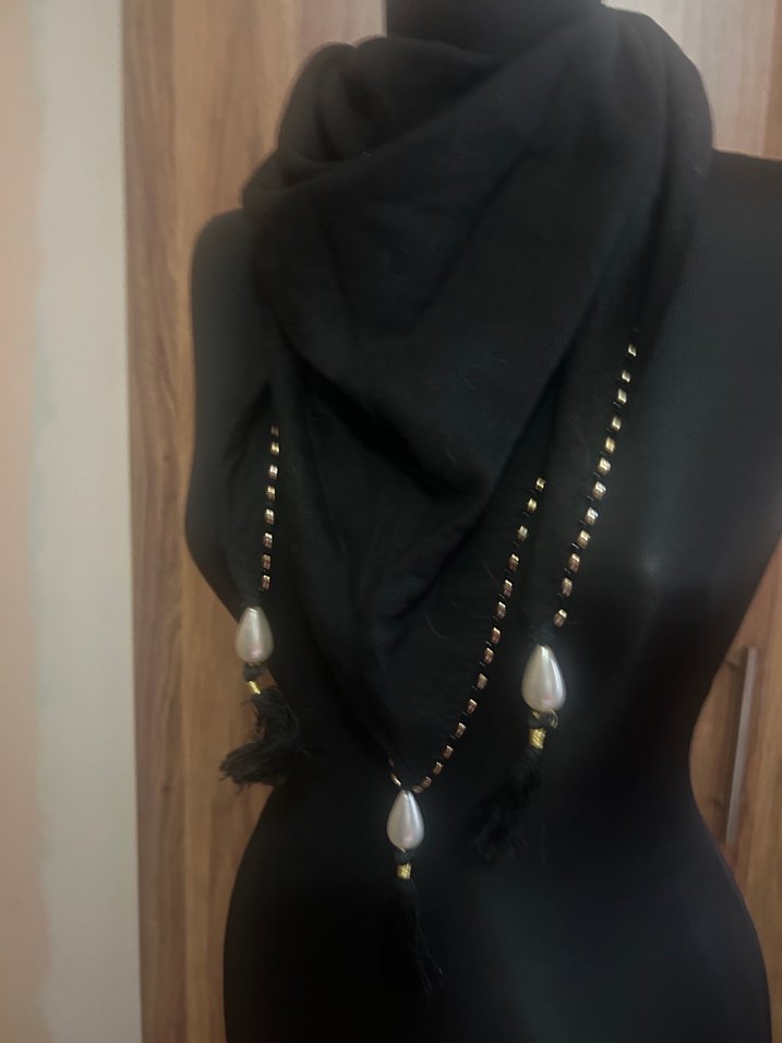 Siyah İnci ve Püsküllü Fular - Görsel 5