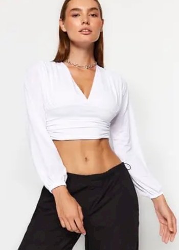 Beyaz V Yakalı Şık Crop Bluz