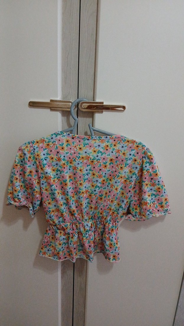 V Yaka Düğmeli Bohem Desenli Bluz - Görsel 3