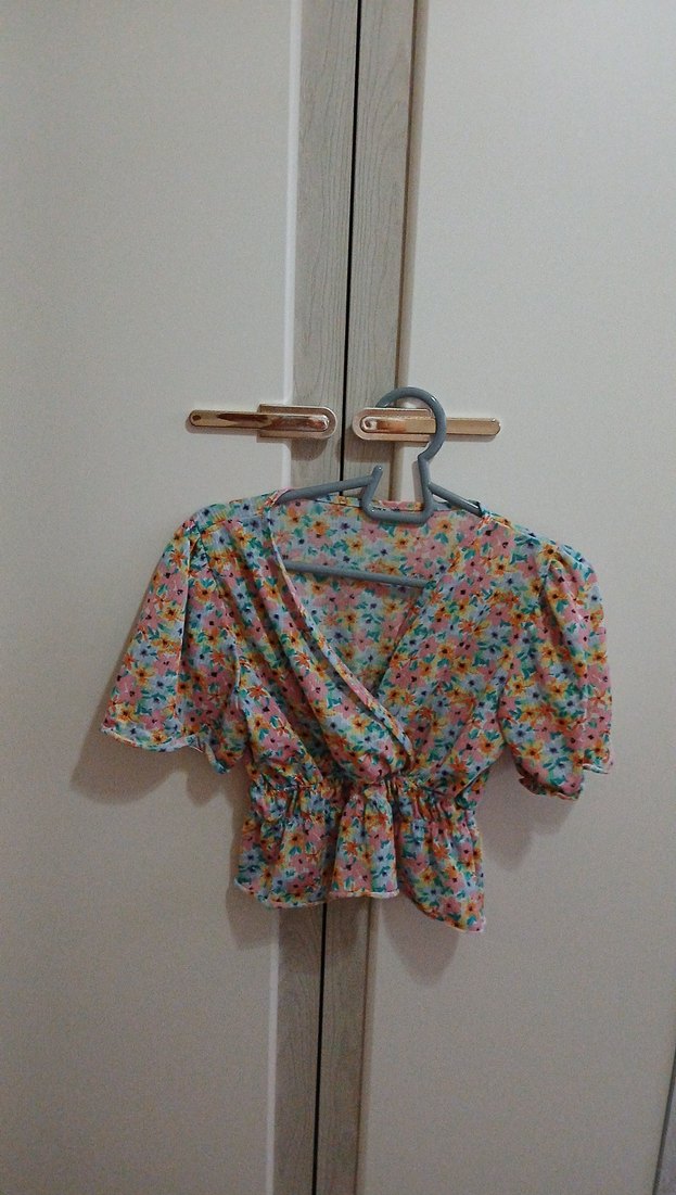 V Yaka Düğmeli Bohem Desenli Bluz - Görsel 2