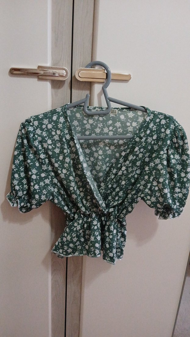 Düğmeli V Yaka Yeşil Kadın Bluz - Görsel 2