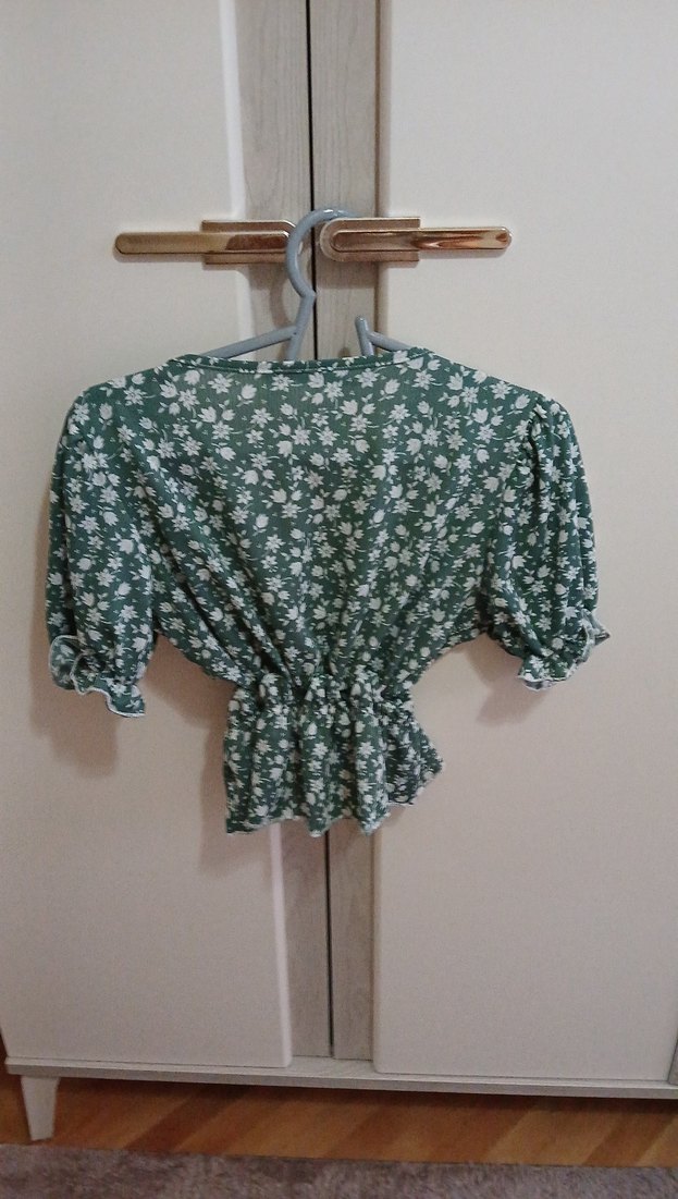 Düğmeli V Yaka Yeşil Kadın Bluz - Görsel 3