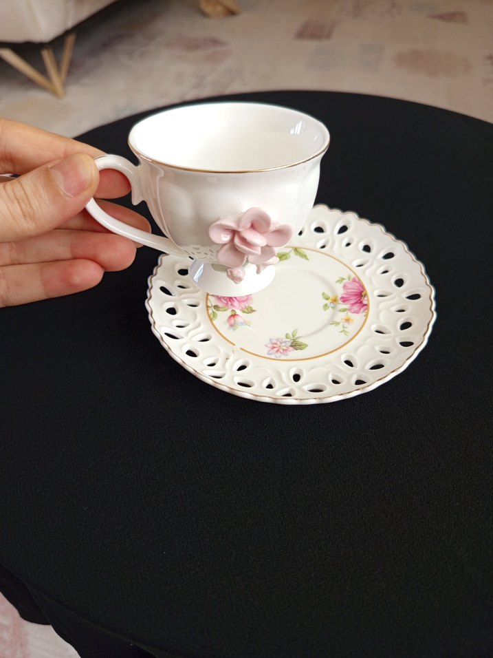 Pastel Beyaz Çiçekli Porselen Fincan Takımı - Görsel 4