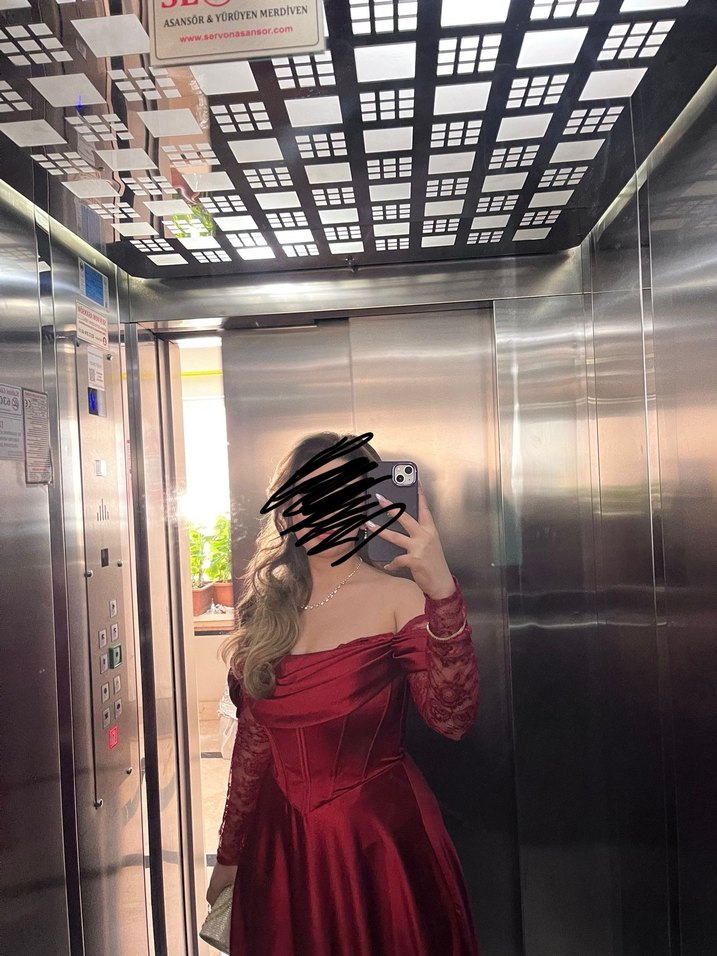 Uzun Kırmızı Drapeli Gotik Kadın Abiye - Görsel 2