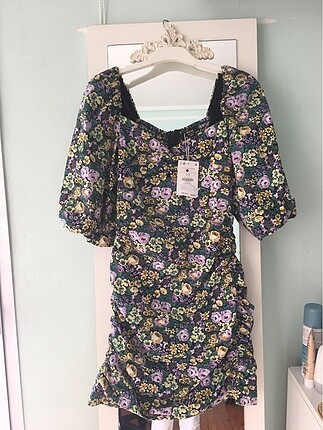 Bershka çiçekli kısa elbise