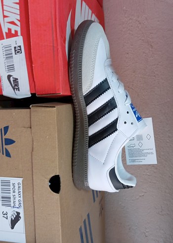 36 Beden Adidas Kadın Beyaz Siyah Spor Ayakkabı