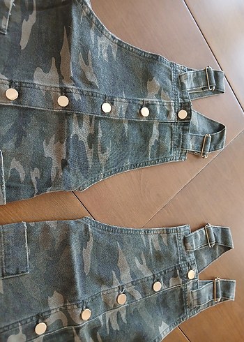 7 Yaş Beden Düğmeli Kamuflaj Desenli Kadın Denim Tulum