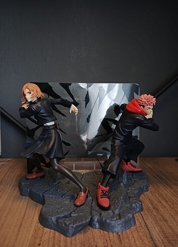 Jujutsu kaisen yuji ve nobara 