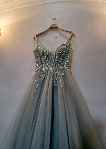 Boncuk İşlemeli V Yaka Uzun Gri Abiye Elbise - Görsel 3