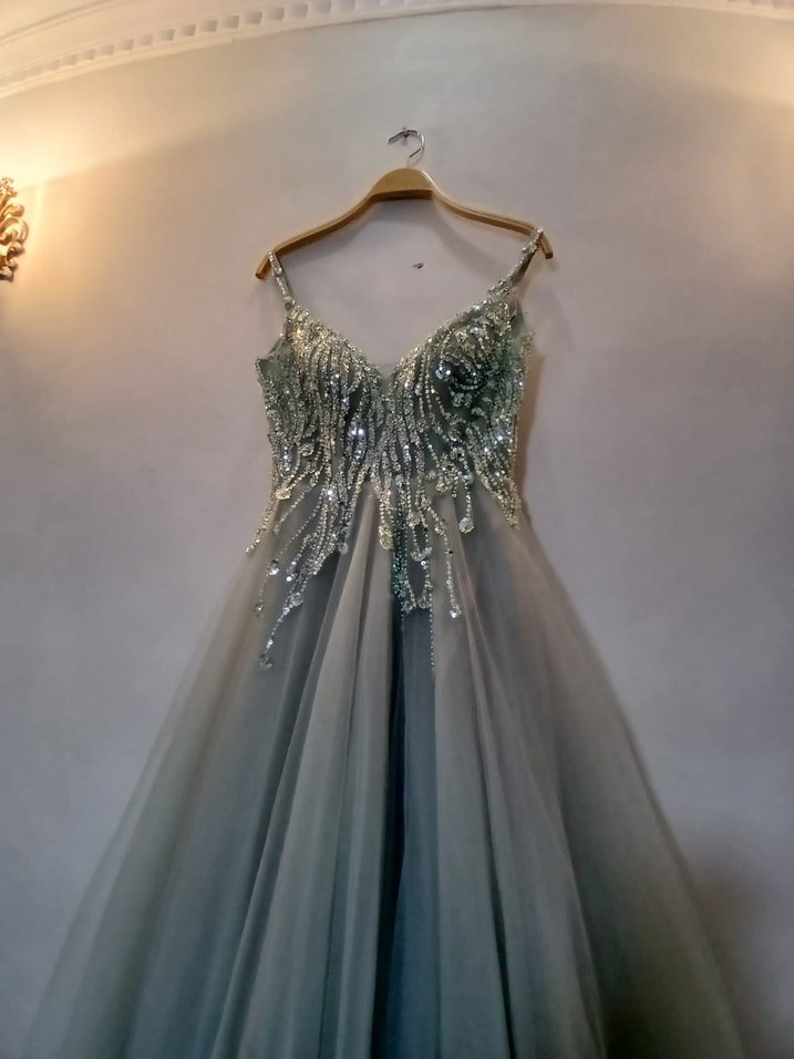 Boncuk İşlemeli V Yaka Uzun Gri Abiye Elbise - Görsel 3