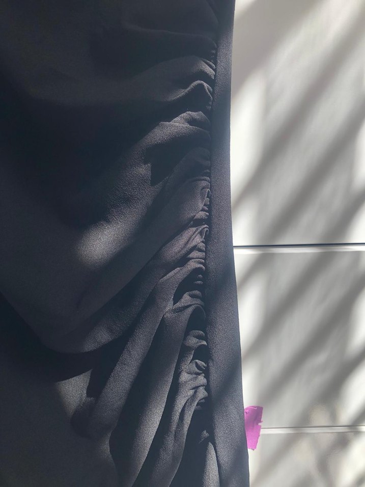 Tek Omuz Drapeli Siyah Midi Elbise - Görsel 3