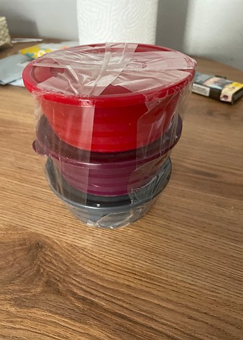 Beden Kırmızı ve Koyu Renkli Plastik Saklama Kapları