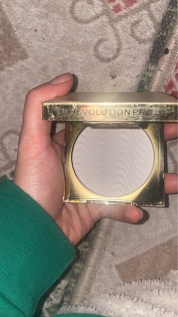Revolution pro pudra