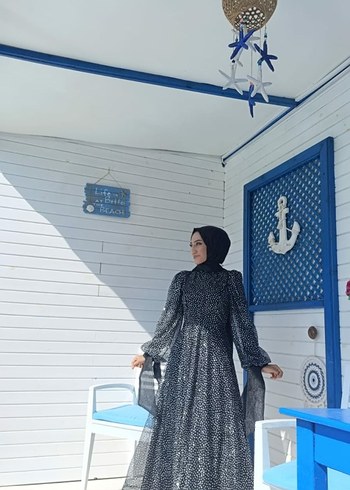 bilekten bağlamalı belden kemerli parlak simli abiye