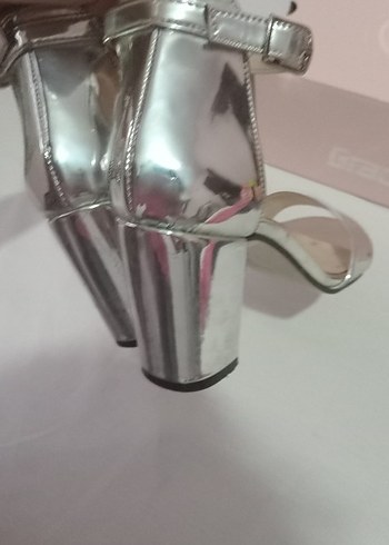 37 Beden Metalik Tokalı Kadın Topuklu Abiye Ayakkabı