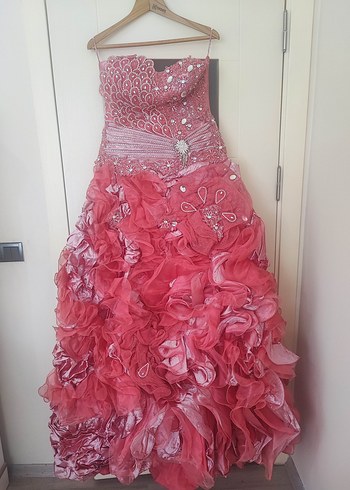 Pembe Straplez Fırfırlı Uzun Abiye Elbise