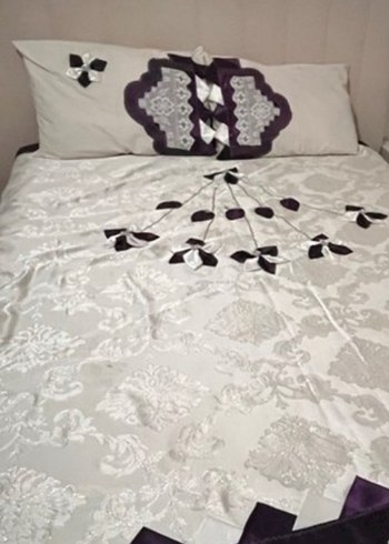 Mor İşlemeli Yatak Örtüsü - Görsel 2
