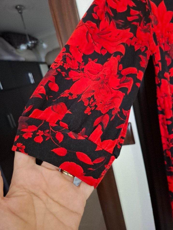 Diz altı Kırmızı Çiçek Desenli Salaş Elbise - Görsel 3