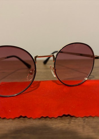 Klasik Şeffaf Kırmızı Kadın Güneş Gözlüğü - Görsel 2