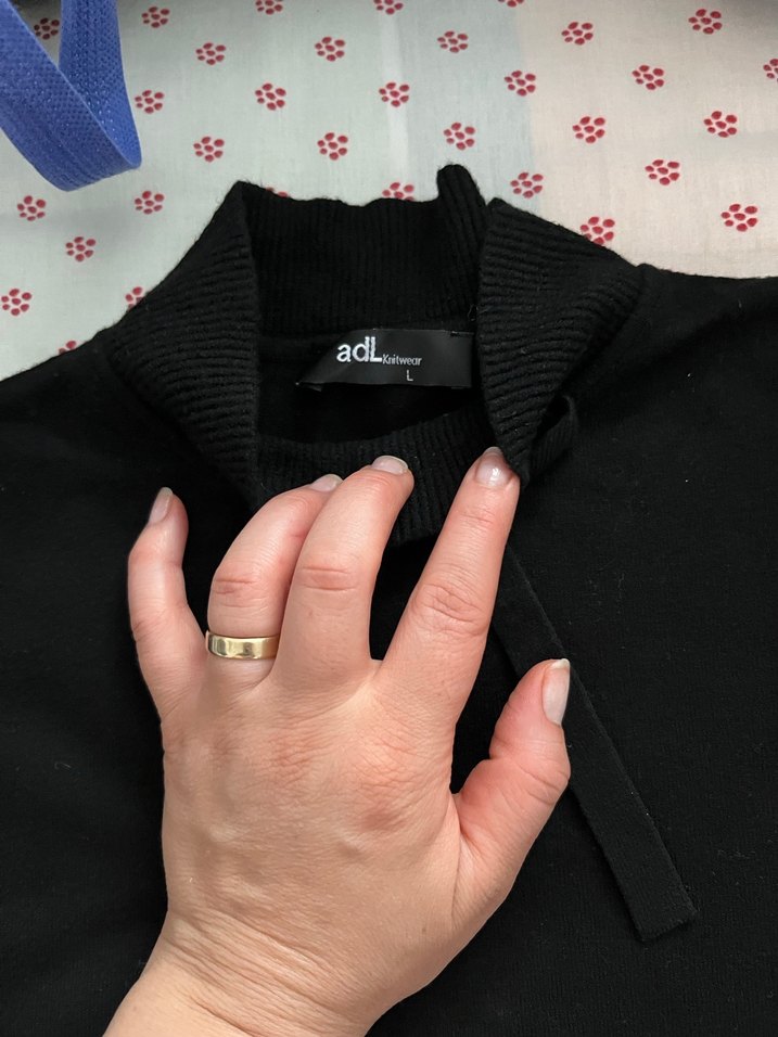 Siyah Yüksek Yakalı Kolsuz Kadın Bluz - Görsel 2